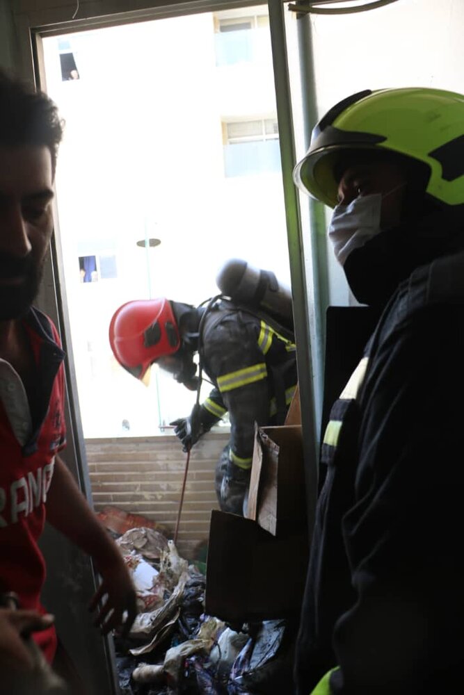 نجات ساکنان مجتمع مسکونی ۶ طبقه از دود و آتش+ عکس