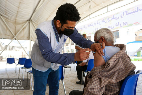 واکسیناسیون افراد بالای ۷۰ سال درزینبیه اصفهان‎