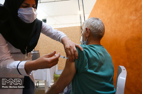 واکسیناسیون افراد بالای ۷۰ سال درزینبیه اصفهان‎