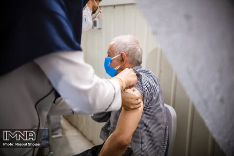 واکسیناسیون افراد بالای ۷۰ سال در مصلی