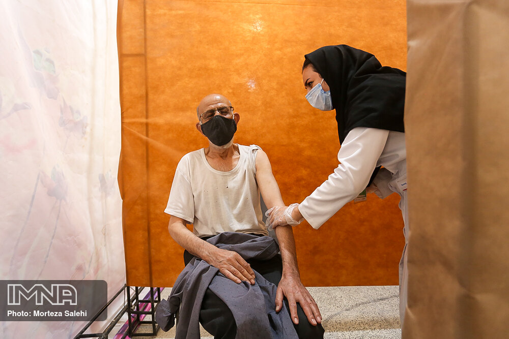 واکسیناسیون افراد بالای ۷۰ سال در اصفهان‎