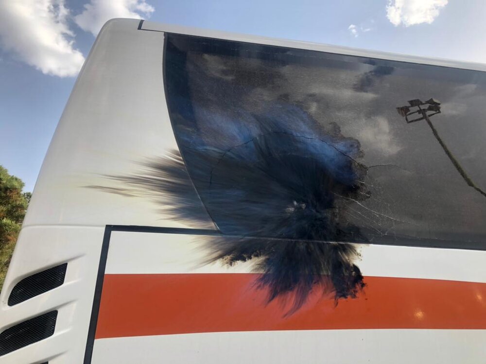 پرتاب مواد منفجره به اتوبوس پرسپولیس در مسیر فولادشهر + فیلم، عکس و جزئیات