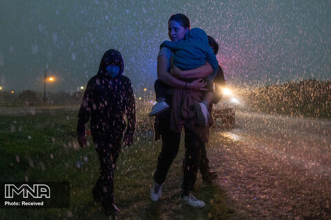 یک مادر پناهجوی مکزیکی و سه فرزند که پس از عبور از رودخانه ریو گرانده توسط افسر گشت بزرگراه تگزاس در باران شدید تعقیب می‌شوند به دنبال سرپناه هستند.