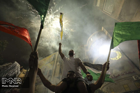  فلسطینی ها پس از اعلام آتش بس میان فلسطین و اسرائیل در کرانه باختری اشغال شده توسط اسرائیل در مرکز شهر رام الله جشن حمایت از مقاومت در غزه را برگزار کردند. 