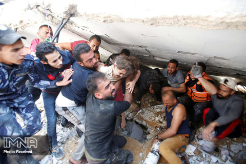 نجات دختر 6 ساله توسط امدادگران از زیر آوار ساختمانی در محل حملات هوایی اسرائیل به شهر غزه ؛ مادر و تمام چهار خواهر و برادر این کودک در این حملات شهید شدند.