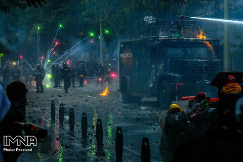 تظاهرکنندگان در اعتراض علیه دولت در مدلین کلمبیا با پلیس ضد شورش درگیر شدند. با گذشت یک ماه از ناآرامی ها تاکنون بیش از ده نفر جان خود را از دست داده اند. 