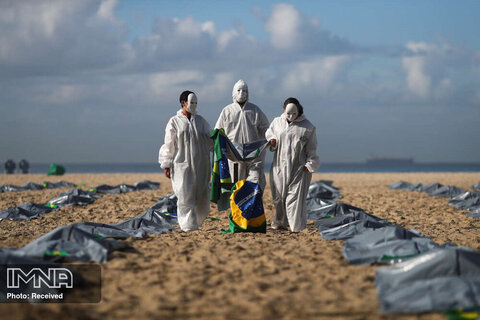 فعالان سازمان مردم نهاد Rio de Paz در اعتراض به سیاست های ژائر بولسونارو –رییس جمهور برزیل- در برابر کرونا، صدها کیسه پلاستیکی را به نشانه اجساد کرونایی ها در ساحل کوپاکابانا در ریودوژانیرو به نمایش گذاشته اند.