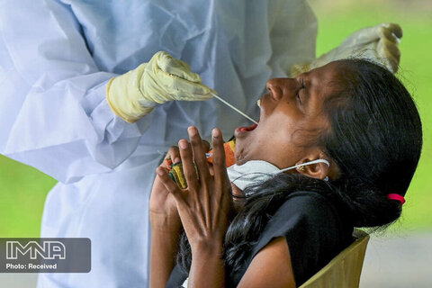 واکنش یک زن هنگام نمونه گیری برای آزمایش کرونا از طریق سواپ بینی در کلمبوسریلانکا 