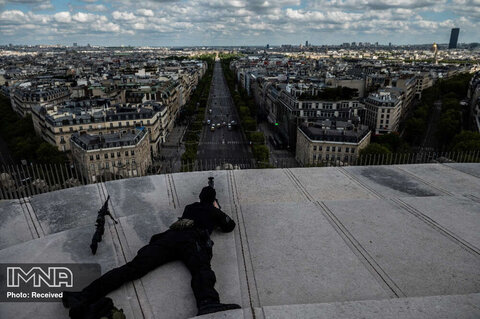 حضور تک تیراندازهای تیپ مداخله پلیس فرانسه در اطراف طاق پیروزی پاریس برای محافظت از مردم در مراسم هفتاد و هفتمین سالگرد "روز پیروزی در اروپا" به مناسبت پایان جنگ جهانی دوم در اروپا