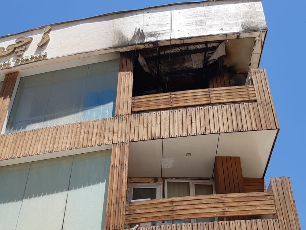 مهار آتش سوزی در ساختمان ۴ طبقه مسکونی در شیراز+ عکس