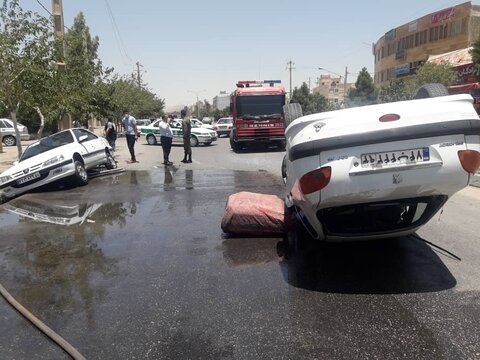 واژگونی خودروی سواری در شهرک والفجر شیراز