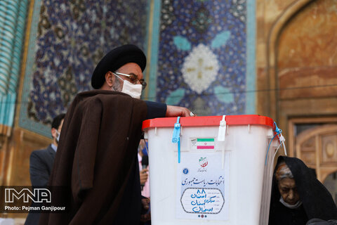 حضور امام جمعه اصفهان در پای صندوق رای