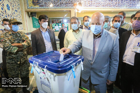 حضور استاندار اصفهان در انتخابات ۱۴۰۰
