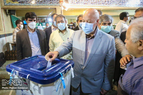 استاندار اصفهان: بابت کندی روند رأی‌گیری در ساعات اولیه از مردم عذر خواهی می‌کنم