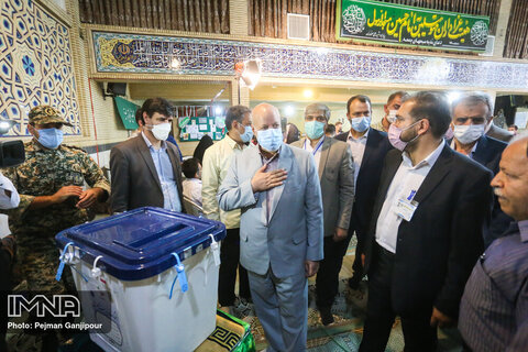 حضور استاندار اصفهان در انتخابات ۱۴۰۰