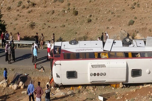 اطلاعیه پلیس راهور ناجا درباره دلیل واژگونی اتوبوس خبرنگاران و سربازان