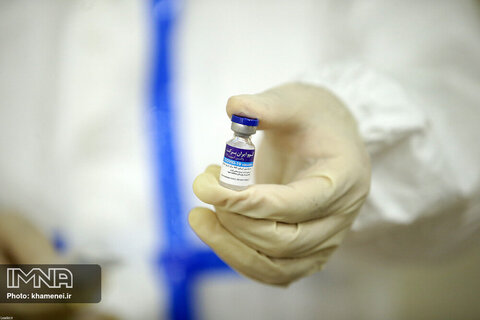 اجرای مرحله نخست واکسیناسیون ۵۲۵ نفر از تاکسیرانان رودسر