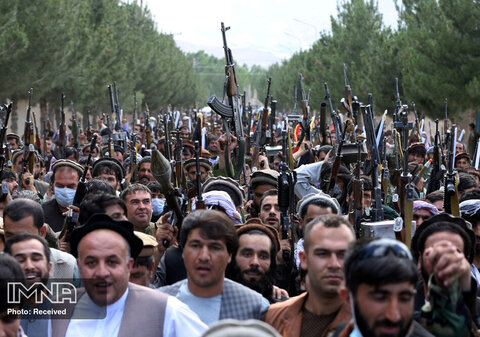 تجمع صدها مرد مسلح در حومه کابل به‌منظور اعلام حمایت خود از نیروهای امنیتی افغانستان و اعلام آمادگی برای جنگ علیه طالبان.