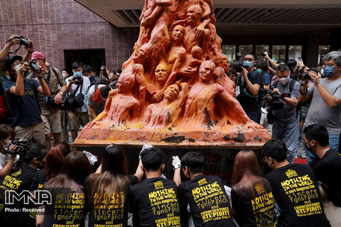 تمیز کردن مجسمه ستون شرم در دانشگاه هنگ‌کنگ توسط دانشجویان، در سی و دومین سالگرد سرکوب تظاهرکنندگان طرفدار دموکراسی در میدان تیان‌آن‌من پکن در سال 1989، هنگ‌کنگ.