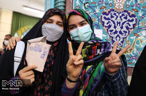 تهران (خبرگزاری فرانسه)- عکس گرفتن زنان ایرانی هنگام رأی دادن در یک مرکز رأی گیری در تهران، پایتخت ایران.