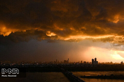 هانوی (خبرگزاری فرانسه) –  ظاهر شدن ابرهای تیره بر فراز افق مرئی هانوی هنگام غروب خورشید.