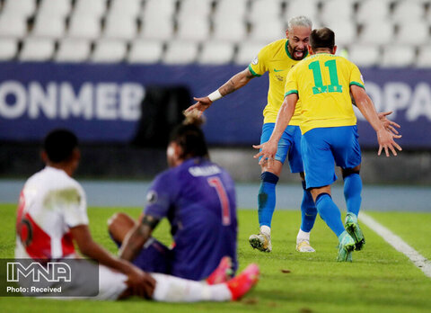 شادی اورتون ریبیرو برزیلی به همراه نیمار از به ثمر رساندن گل سوم خود به پرو در بازی با کوپا آمریکا در ریودوژانیرو، برزیل.