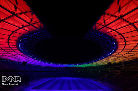 نورپردازی ورزشگاه المپیک در برلین آلمان به رنگ‌های رنگین‌کمان در جریان مسابقه یورو 2020 بین آلمان و مجارستان.