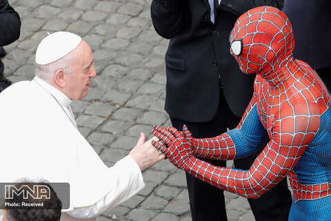 خوش‌آمدگویی پاپ فرانسیس در واتیکان به شخصی که لباس مرد عنکبوتی را بر تن کرده است، پس از ملاقات رسمی عمومی در واتیکان.