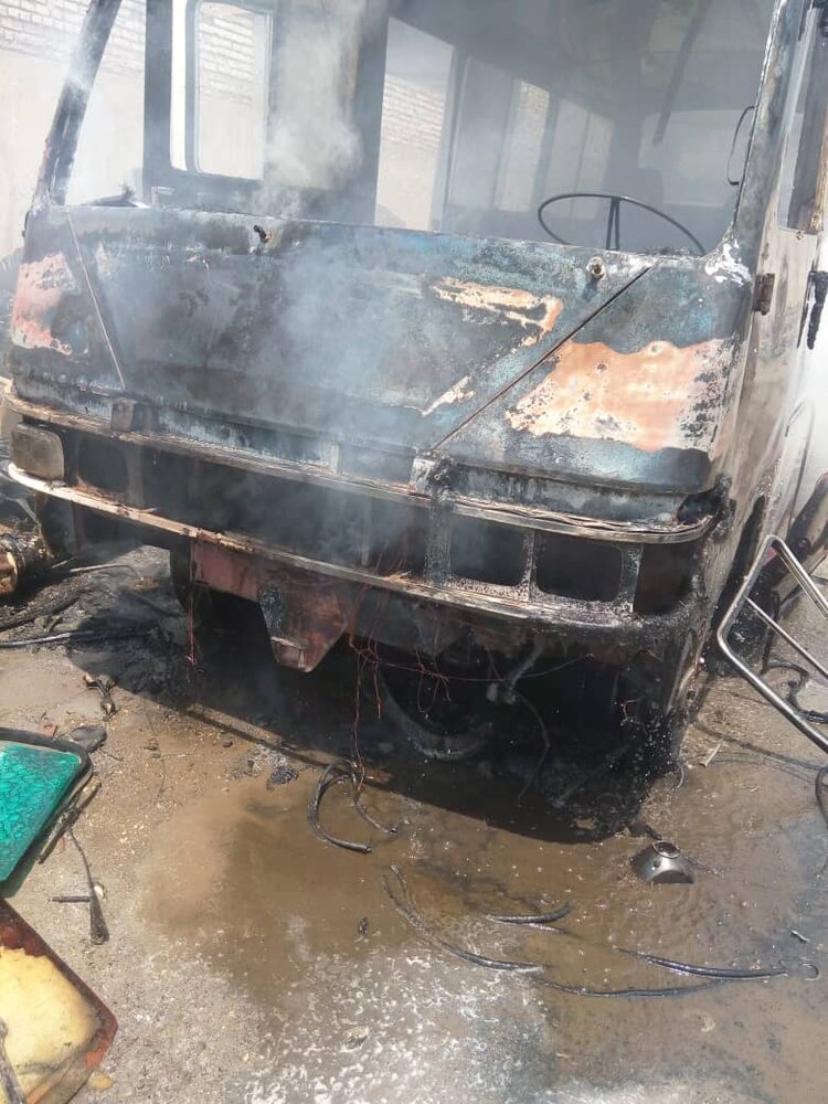 جزئیات حادثه آتش‌سوزی مینی‌بوس در خیابان "مشیر" اصفهان+ عکس