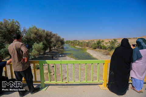 Zayandeh Rud backed to western Isfahan 