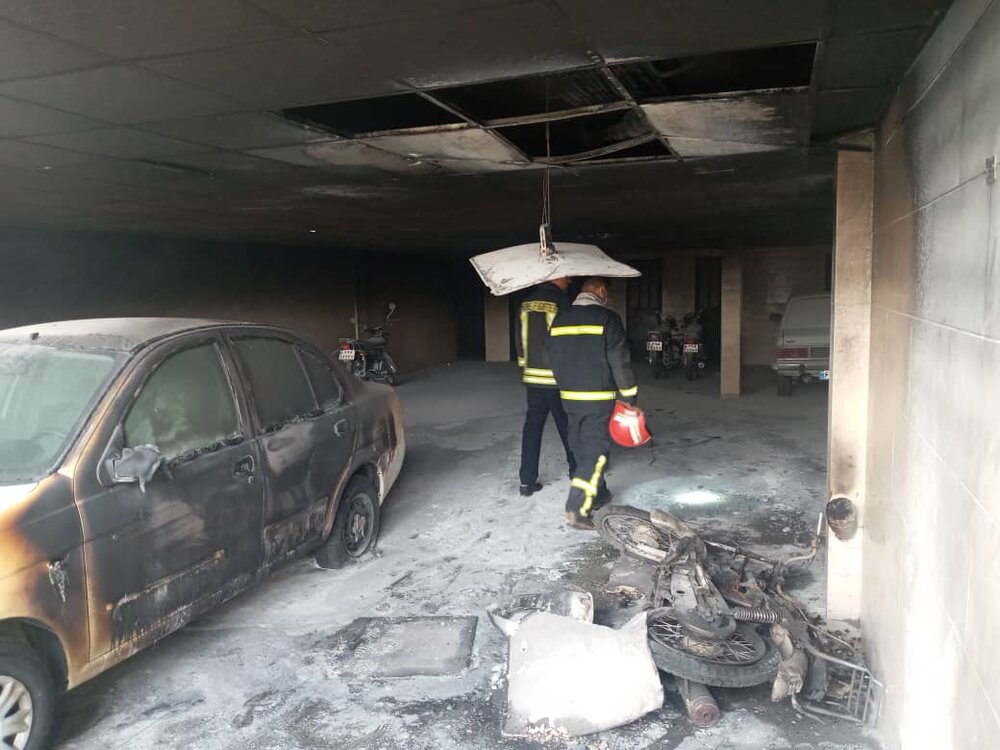 آتش سوزی موتورسیکلت در پارکینگ ساختمان مسکونی+عکس