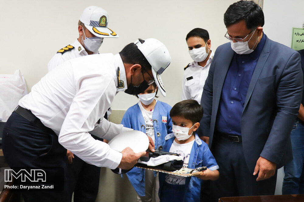 آرزوی کودک مبتلا به سرطان توسط پلیس اصفهان برآورده شد