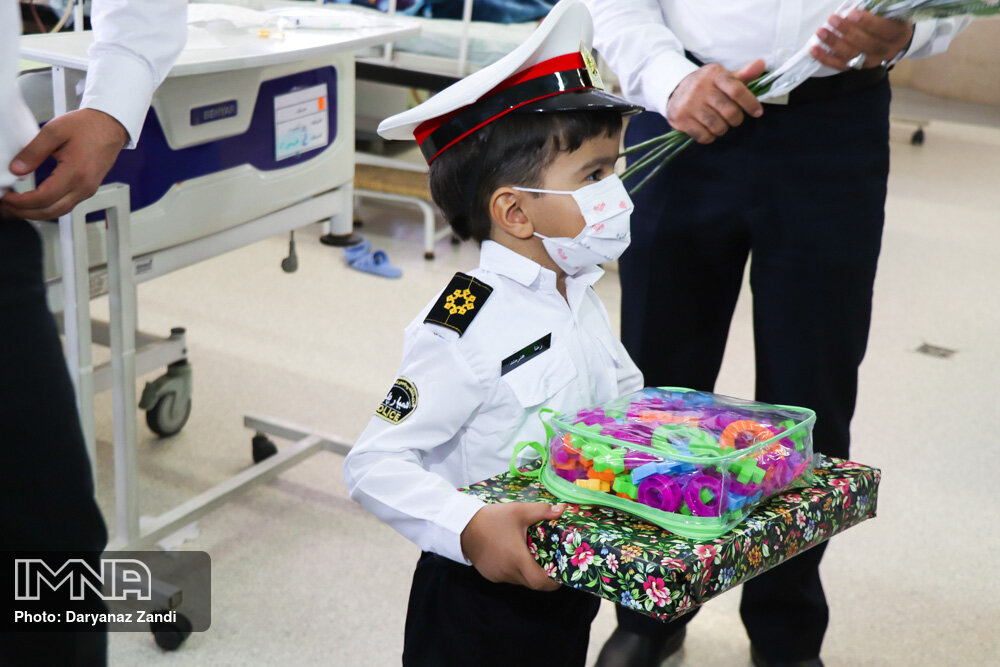 آرزوی کودک مبتلا به سرطان توسط پلیس اصفهان برآورده شد