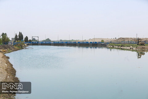 رهاسازی آب در زمین های کشاورزی شرق اصفهان
