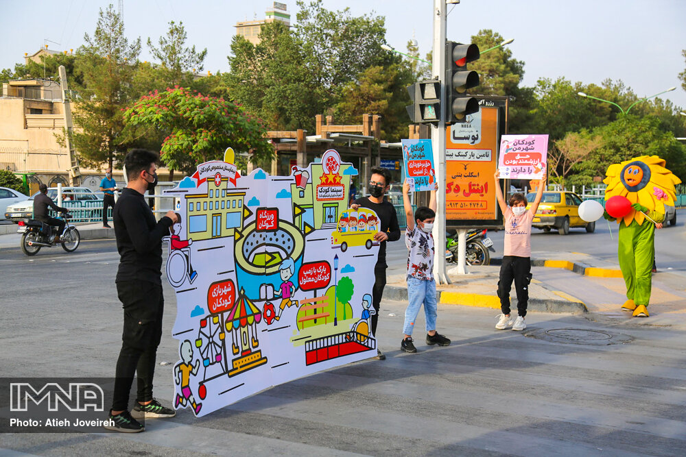 اجرای مانور خیابانی" شهری برای کودکان" در اصفهان