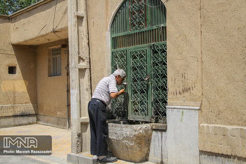 سقاخانه علیخان در محله جویباره که یادگار خیران قدیمی این محله است در روزهای گرم تابستان عطش رهگذران را برطرف می کند