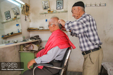آرایشگری قدیمی در محله حاج علیخان جویباره که تنها مشتری هایش همان قدیمی های محل هستند