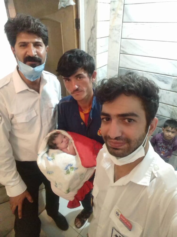 تولد نوزاد عجول به کمک نیروهای اورژانس فلاورجان