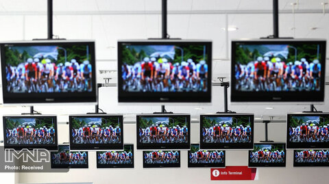 تماشای مسابقه دوچرخه سواری از تلویزیون؛ حدود 70 میلیون نفر در ژاپن، بعضی از مسابقات را از طریق تلویزیون می بینند.