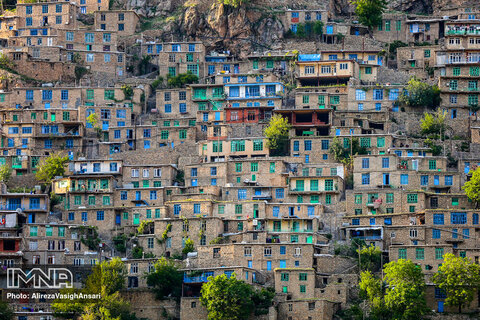 خانه‌های شهر به خاطر کوهستانی بودن منطقه به صورت پلکانی ساخته شده‌است به طوری که حیاط خانه پشت بام خانه وربرو است