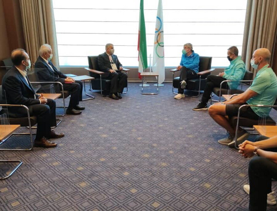 صالحی‌امیری با توماس باخ دیدار کرد/ اهدای فرش به رییس کمیته جهانی المپیک