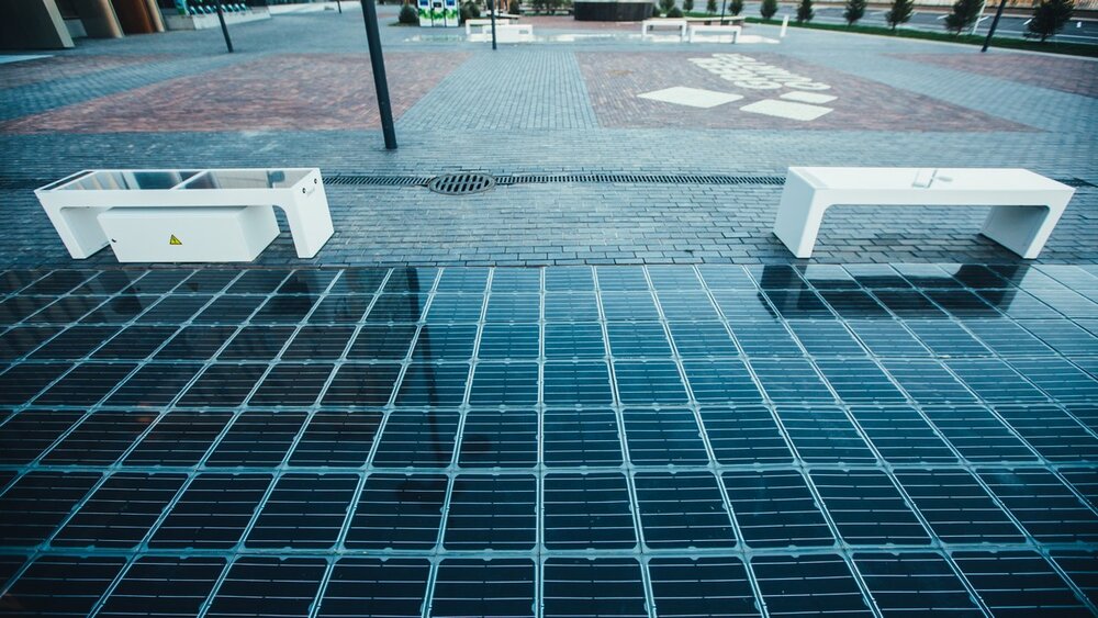 پیاده‌روهای خورشیدی؛ آینده شهرهای پایدار کربن صفر
