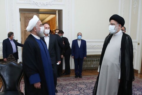 روحانی دفتر کار خود را به رییسی تحویل داد