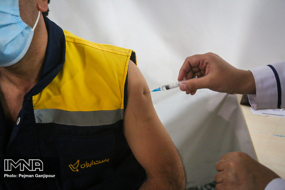 ۴۰۰۰ راننده ناوگان عمومی ارومیه علیه کرونا واکسینه شدند