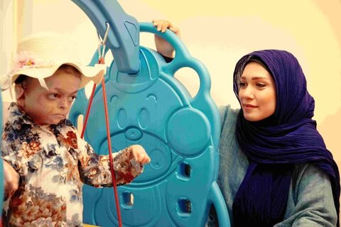 تهرانگرد به خانه کودکان «ای بی» می رود