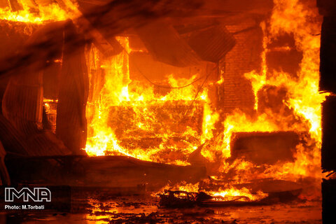 احتمال بروز فاجعه درپی آتش‌سوزی انبار چینی و بلور در بازار اصفهان