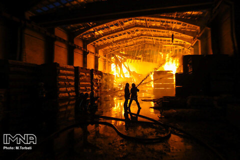 آتش سوزی در چند کارگاه و کارخانه در تهرانپارس / اعزام ۱۲۰ آتش نشان به محل حادثه