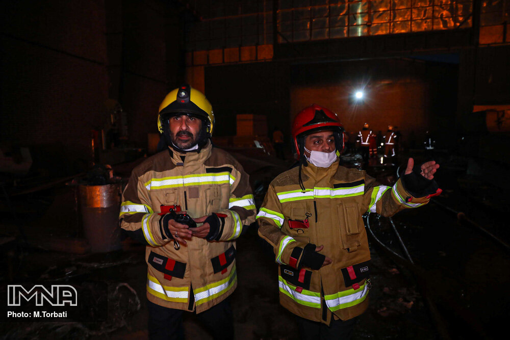 آتش‌سوزی در یک مجتمع تجاری شیراز مهار شد