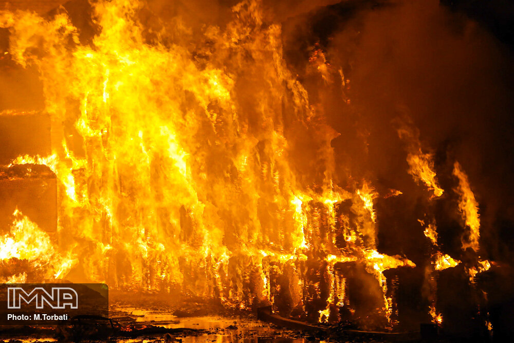 مصدوم شدن ۱۰ کارگر و یک آتش‌نشان در آتش‌سوزی و نشت گاز کلر