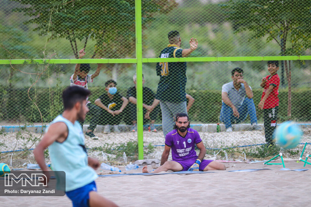 از  امکانات محدود فوتبال ساحلی در اصفهان تا باشگاه‌داری به شیوه سنتی!